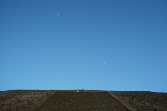 Constelación de Orión surgiendo de lo alto de la Pirámide del Sol