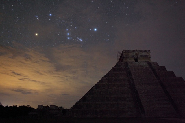 Posición de la constelación de Orión relativa a El Castillo en Chichén Itzá