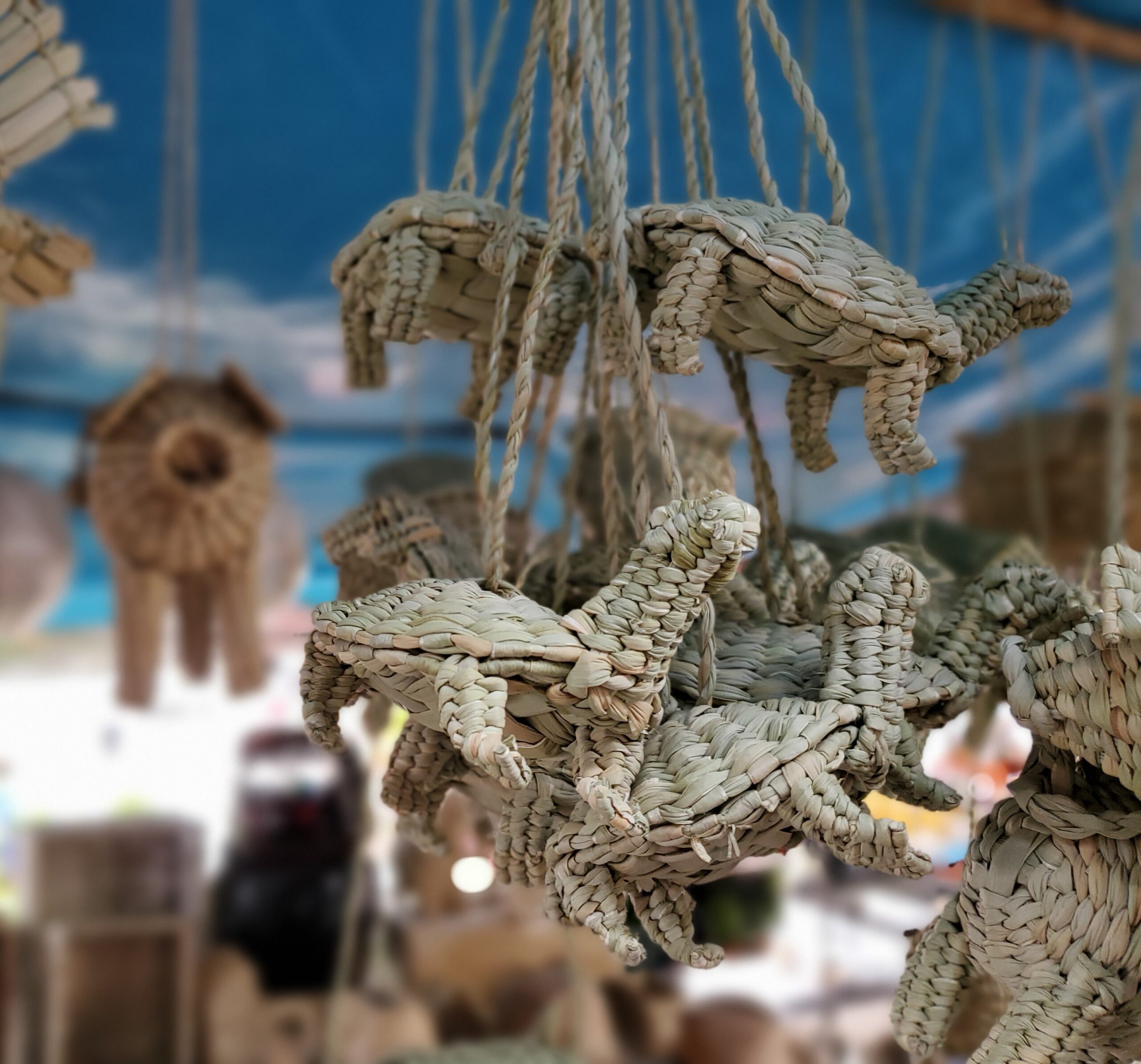 Artesanías de tortuga hechas con chuspata en el mercado municipal de Pátzcuaro, Michoacán